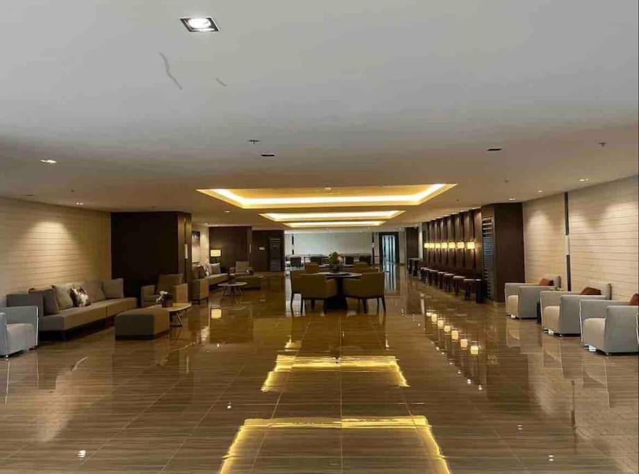 Apartment In Air Residences, Makati With Wifi, Netflix, Pool, Mall And More Manila Bagian luar foto