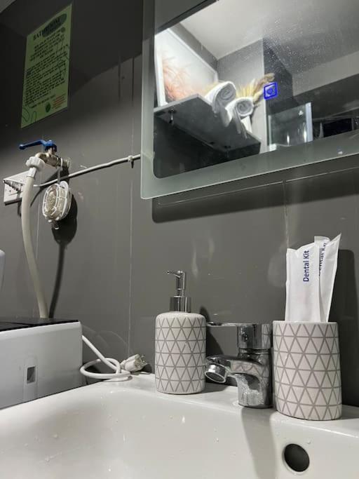 Apartment In Air Residences, Makati With Wifi, Netflix, Pool, Mall And More Manila Bagian luar foto